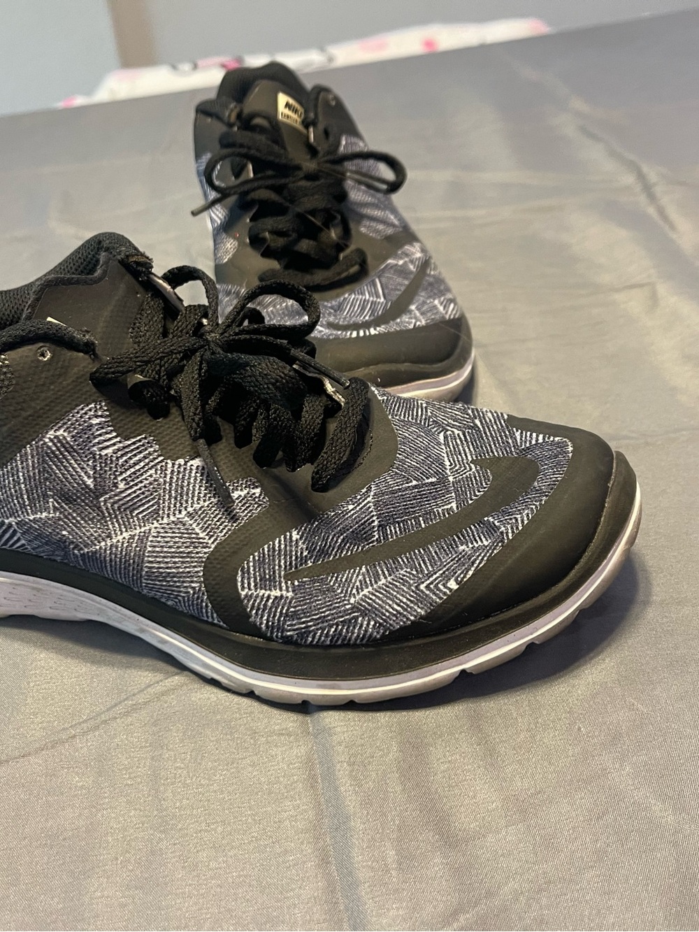 Nike Women’s Black and Gray Patterned Athletic Sneakers